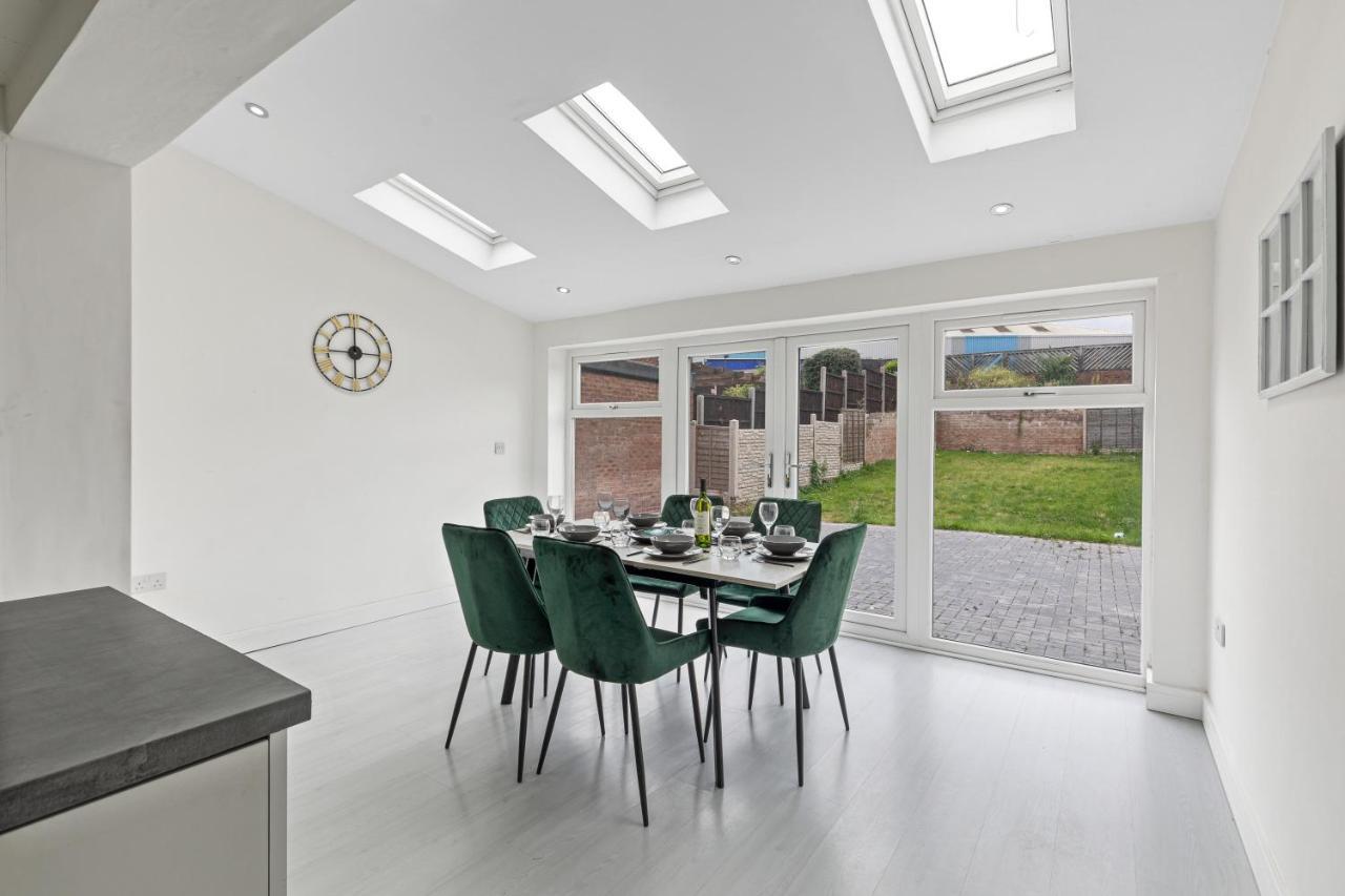 Coseley Tipton 3 Bedroom House Garden Sleeps 7 - Jrr Stays מראה חיצוני תמונה